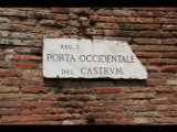 06751 ostia - regio i - porta occidentale del castrum - schild.jpg